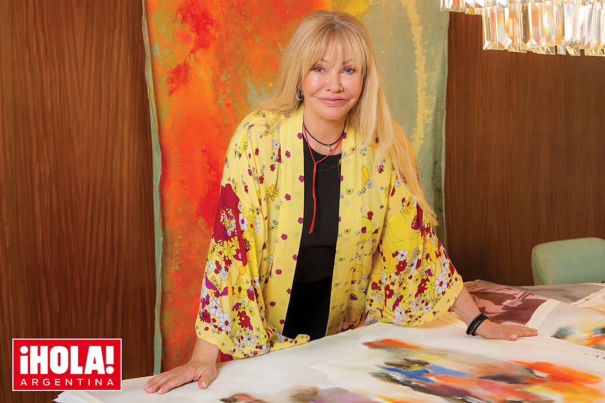 Alicia posa con las obras de su colección privada que vende para vivir.