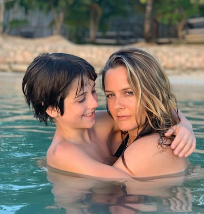 Alicia Silverstone tuvo a su hijo junto al músico Christopher Jarecki