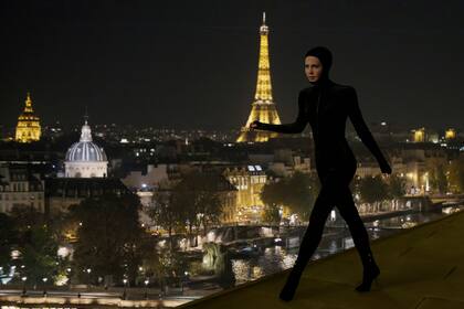 Alicia Vikander como Irma Vep, en la nueva serie dirigida por Olivier Assayas