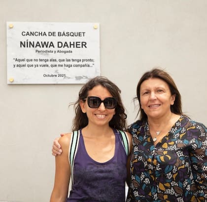 Alicia y la hermana de Nínawa, ante una placa que recuerda su trayectoria