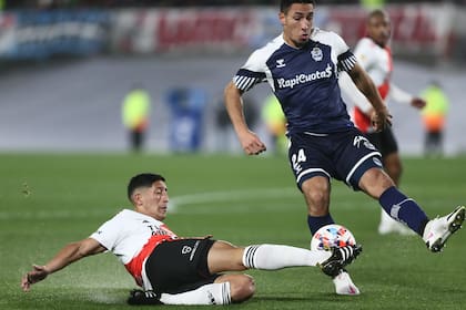 Aliendro, por el piso, ante Guiffrey; el volante mete mucho, juega poco