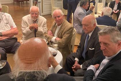 Alieto Guadagni, Pablo Gerchunoff, Alberto Taquini y José Claudio Escribano en el Club Francés