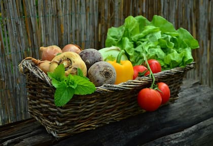 Alimentos de origen natural, como las verduras y las frutas, son recomendables para incluir en la dieta (Foto: PIXABAY)
