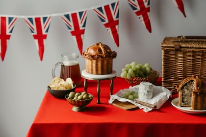 Alimentos relacionados con la coronación, incluyendo, en un pedestal, la edición limitada de la Tarta de Cerdo de Celebración de la Joya de la Corona, creada por Calum Franklin en colaboración con el pastelero Dickinson & Morris en Londres el 23 de abril de 2023.