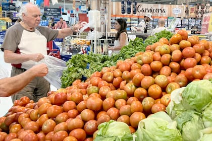 Alimentos y bebidas cayó 8,7% mensual, lo que significó un 22% en términos interanuales