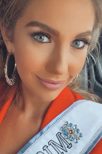 Alina rindió tributo a la escarapela nacional desde su cuenta de Instagram. “Un pedacito de cielo prendido en nuestro pecho”, escribió