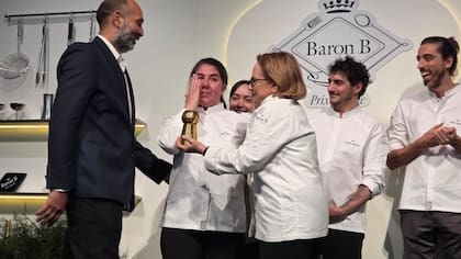 Alina Ruiz al recibir el premio de manos de Dolli Irigoyen