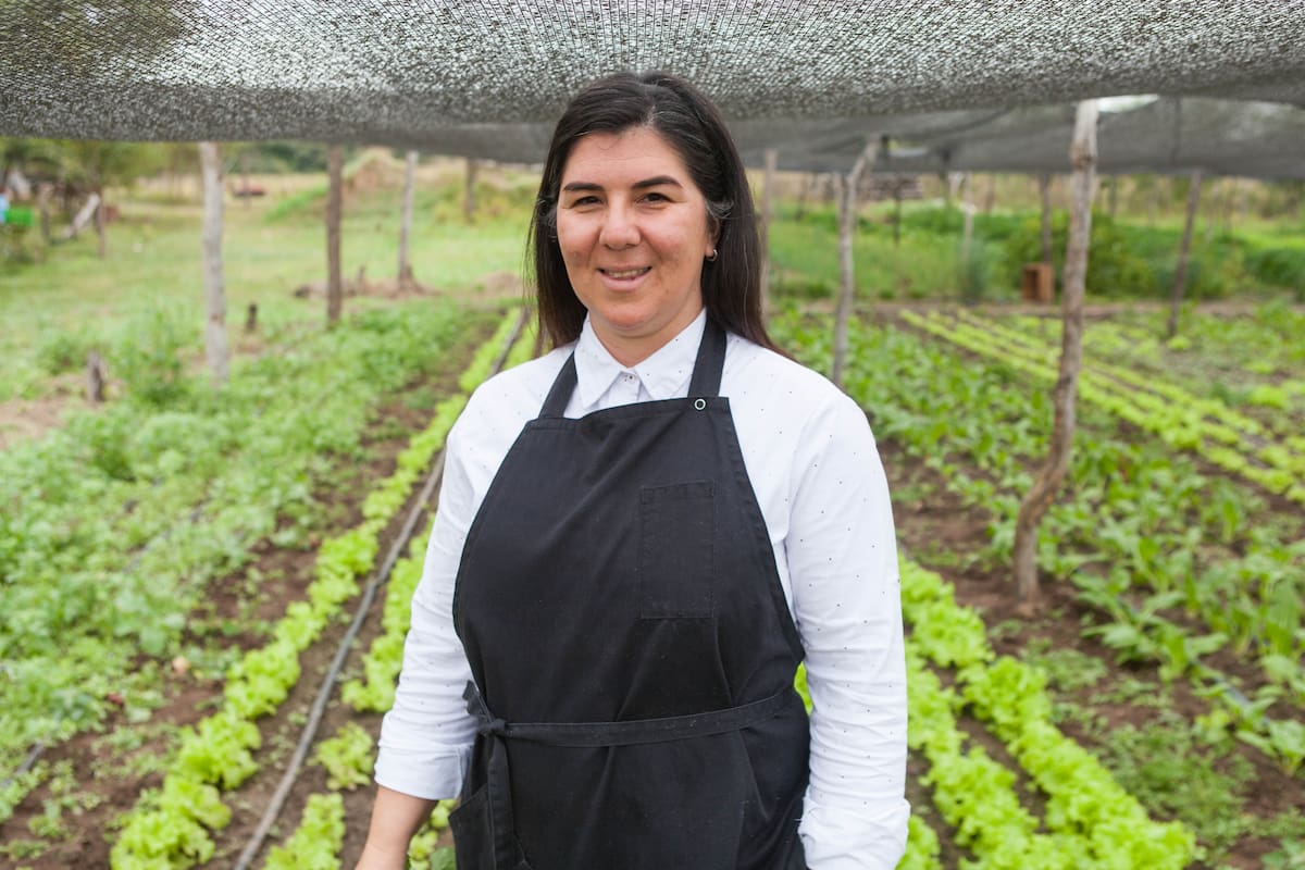 Alina Ruiz en la huerta de la Finca Don Miguel.