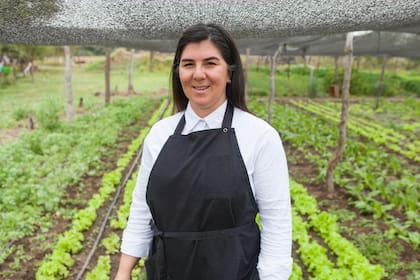 Alina Ruiz en la huerta de la Finca Don Miguel.