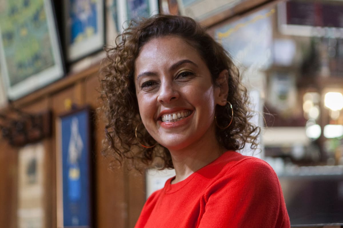 Aline Miklos es cantante, compositora, historiadora del arte, productora cultural y activista por los derechos del pueblo gitano/romaní