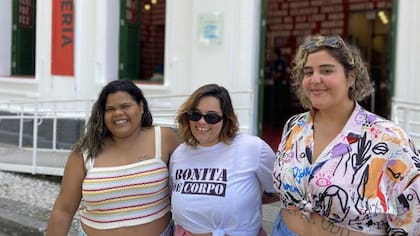 Aline Sales, Thamires Lima y Carol Stadtler (izquierda) forman parte de la campaña Bonita de Cuerpo