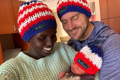 Aliphine Tuliamuk con la pequeña Zoe, de 4 meses