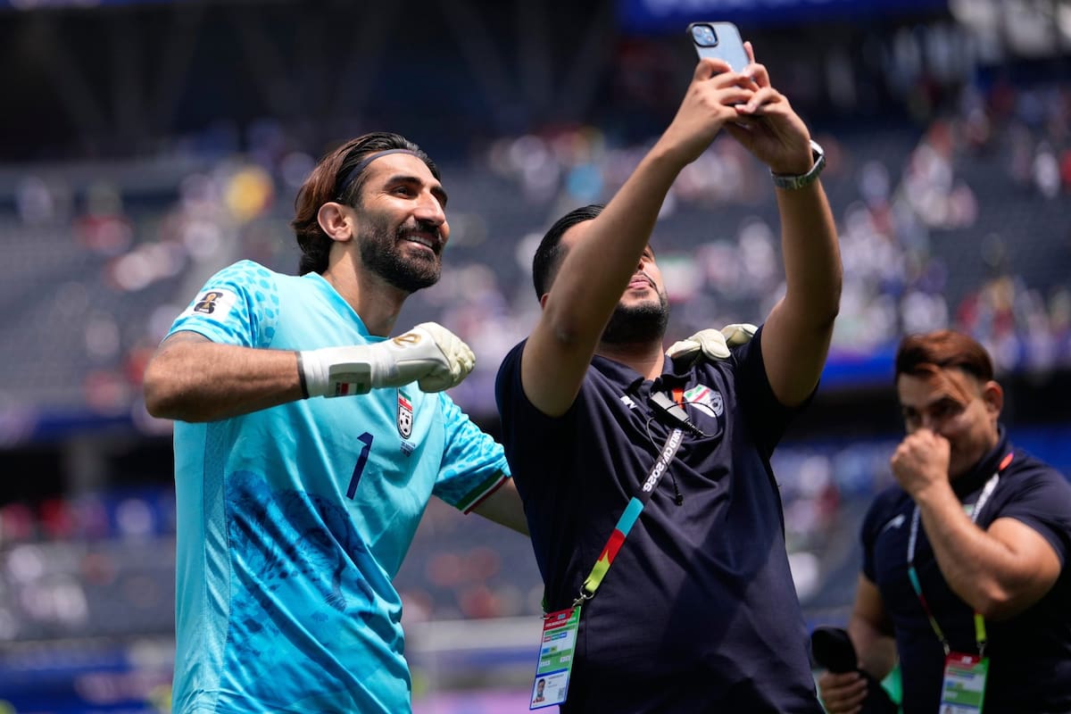 Seus pais rasgaram suas luvas, mas ele continuou: a história do goleiro que é um mito no Irã