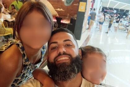Alison Oliveira de Jesús junto a sus dos hijas