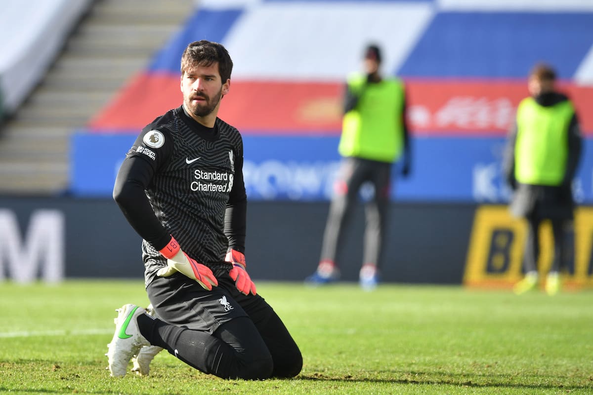 Alisson Becker reacciona durante el partido de fútbol de la Premier League inglesa entre Leicester City y Liverpool