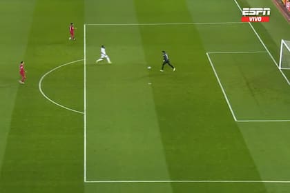 Alisson intentará despejar y el remate dará en Vinícius Junior y se meterá en el arco; será el comienzo de la debacle de Liverpool como local frente a Real Madrid por la Champions League.