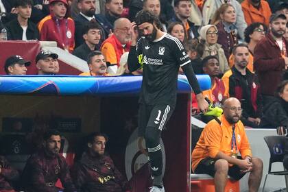 Alisson sale lesionado en derrota del Liverpool ante Galatasaray y se perderá duelo contra Chelsea