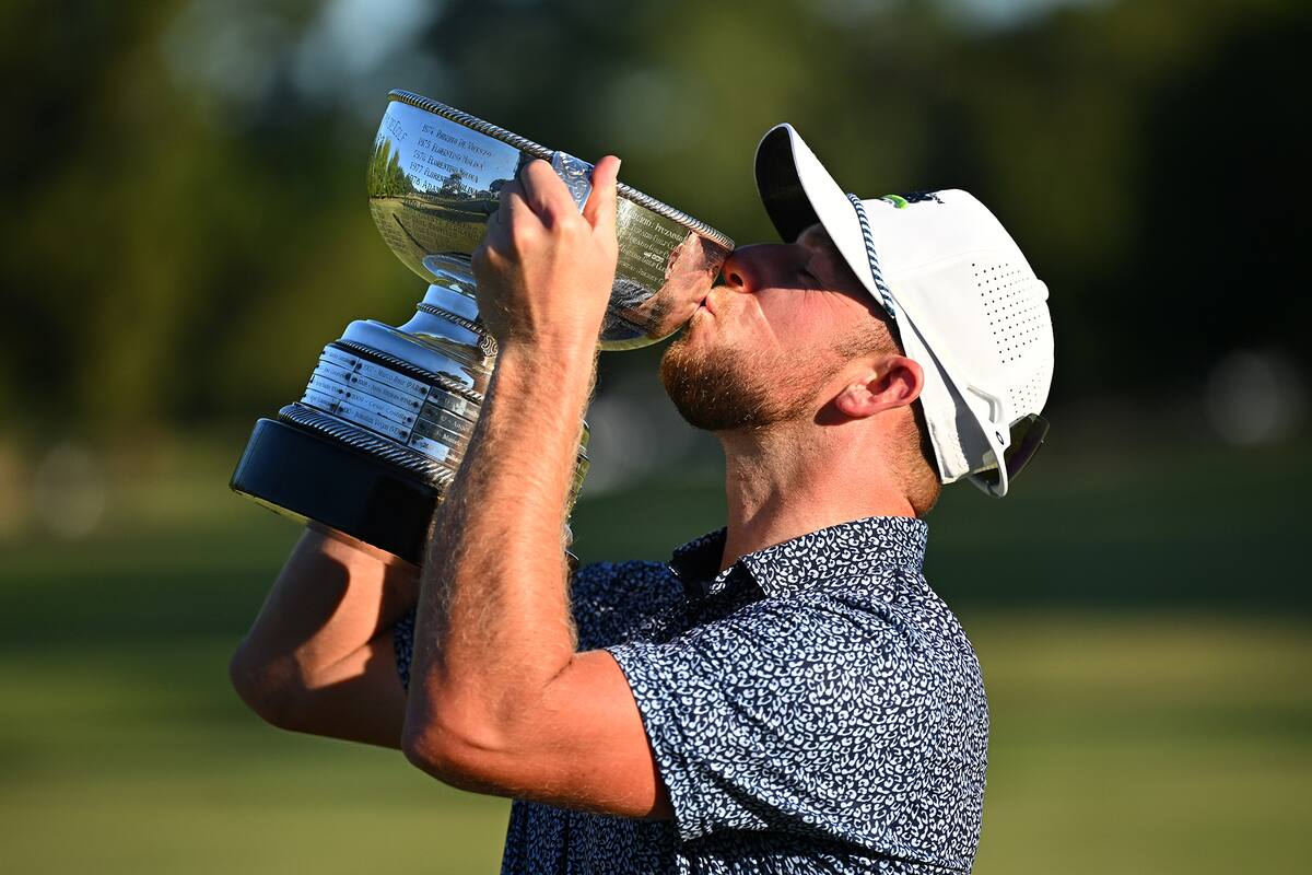 Alistair Docherty besa el trofeo del 119° Visa Argentina Open (Photo by Rodrigo Valle/Getty Images)