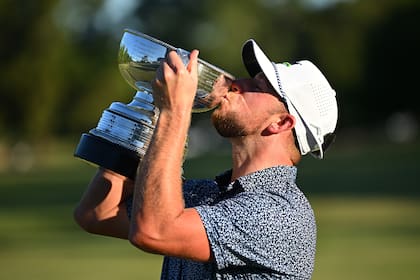Alistair Docherty besa el trofeo del 119° Visa Argentina Open (Photo by Rodrigo Valle/Getty Images)