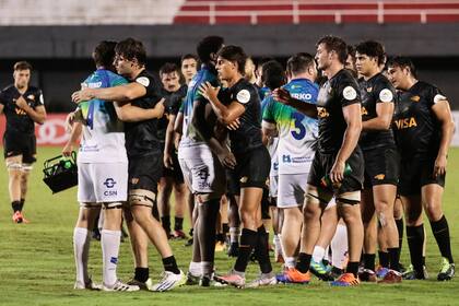 Aliviado, el equipo argentino saluda al brasileño; no la pasó bien en la primera mitad en Ciudad del Este.