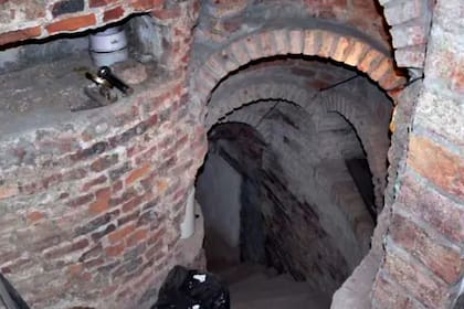 Aljibe de cisterna subterránea de 120 años, que permanece oculto en un terreno en el cual una constructora privada inició un proyecto inmobiliario para levantar un edificio de cuatro pisos.