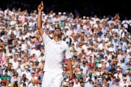 Allá en lo alto, arriba de todos: ahí parece apuntar el serbio Novak Djokovic tras vencer al australiano Nick Kyrgios en la final de Wimbledon