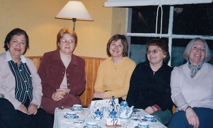 Allá lejos y hace tiempo. De izquierda a derecha: Elsi Quinteros, Mirta García, Anita Kraevsky, Norma Arregui, Ana María Pleich