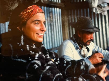 Allá lejos y hace tiempo, mateando con un gaucho.