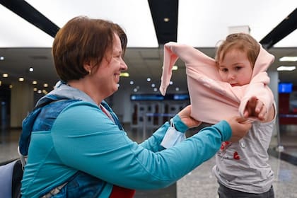 Alla Shaforostova y su nieta Sofía cuando llegó de Ucrania en Ezeiza