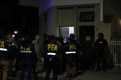 Allanamiento en la casa del atacante de Cristina Kirchner: la Policía Federal registra las pertenencias del tirador
