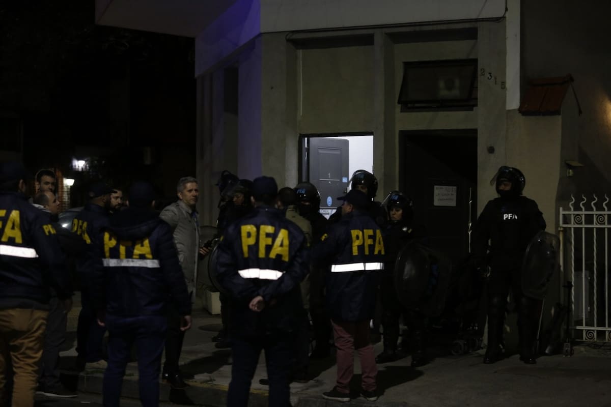 Allanamiento en la casa del atacante de Cristina Kirchner: la Policía Federal registra las pertenencias del tirador