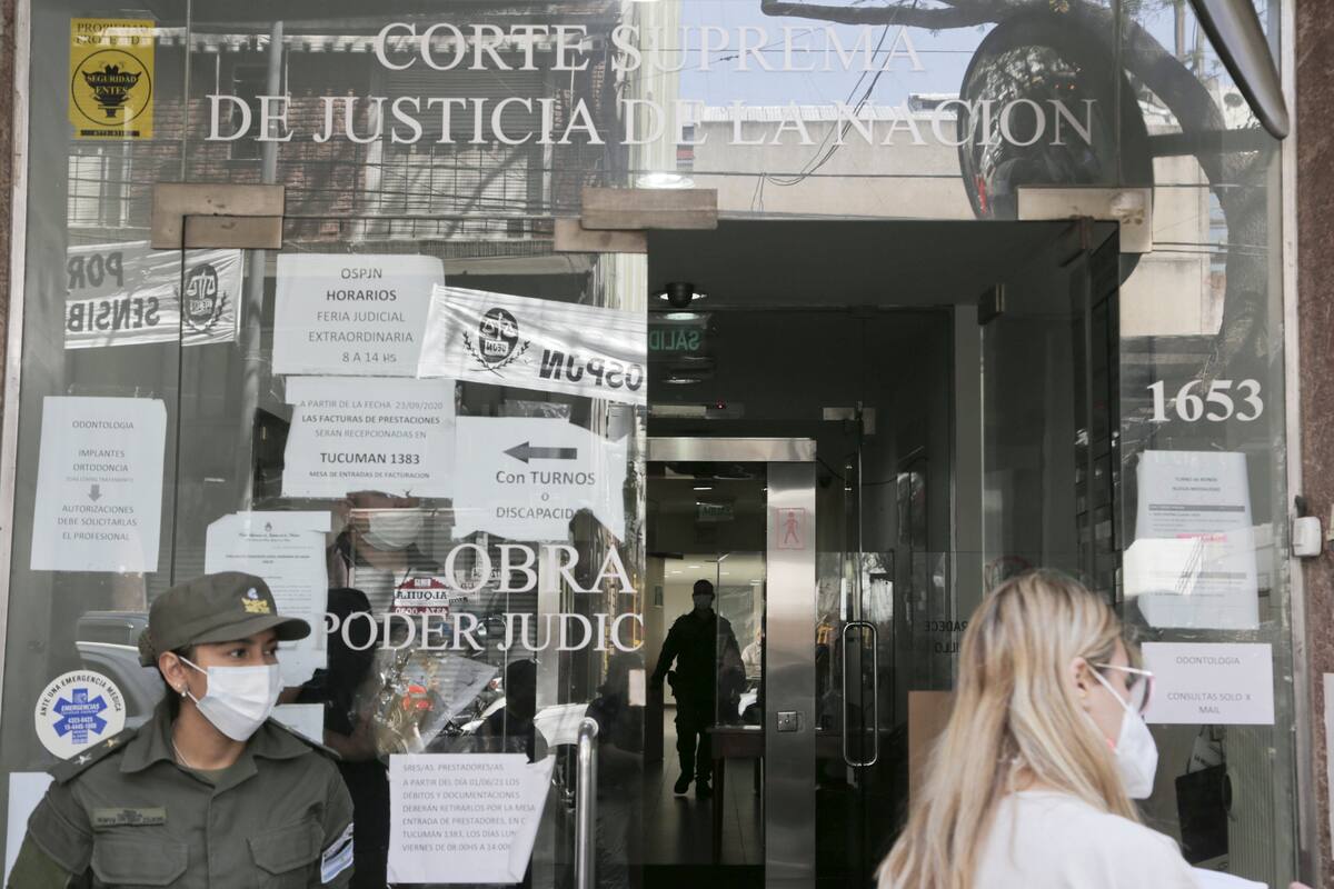 Allanamiento en la sede de la Obra Social del Poder Judicial de la Nación, en Lavalle al 1600