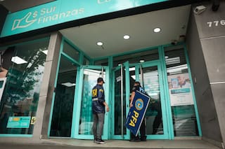 Allanaron la sede central de la financiera ligada a “Chiqui” Tapia y el club Banfield