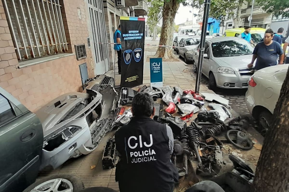 Allanamiento en un taller de Laguna al 1400, Parque Avellaneda, donde funcionaba un desarmadero de autos ilegal