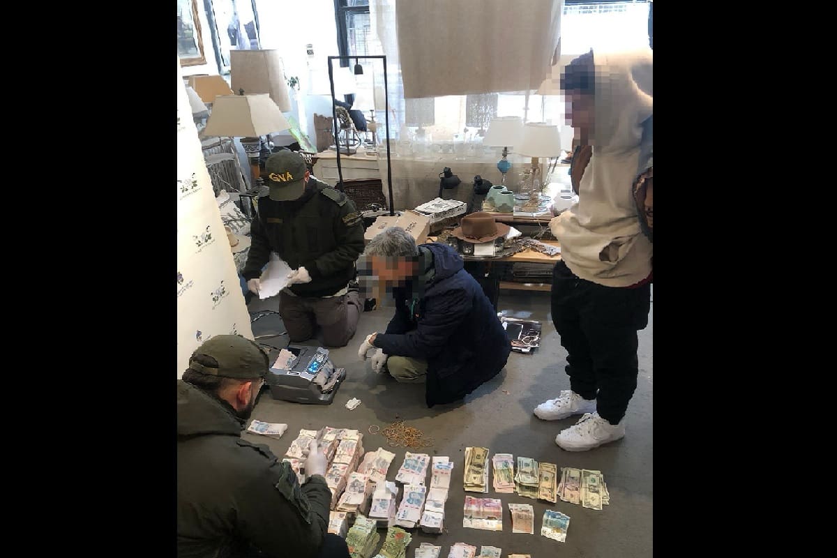 Allanamiento en una mueblería de Recoleta que funcionaba como "cueva" para la compra y venta de divisas