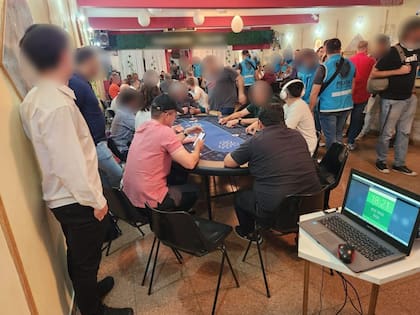 Allanamiento en una sociedad de fomento de Villa Pueyrredón en la que se realizaba un campeonato ilegal de póker