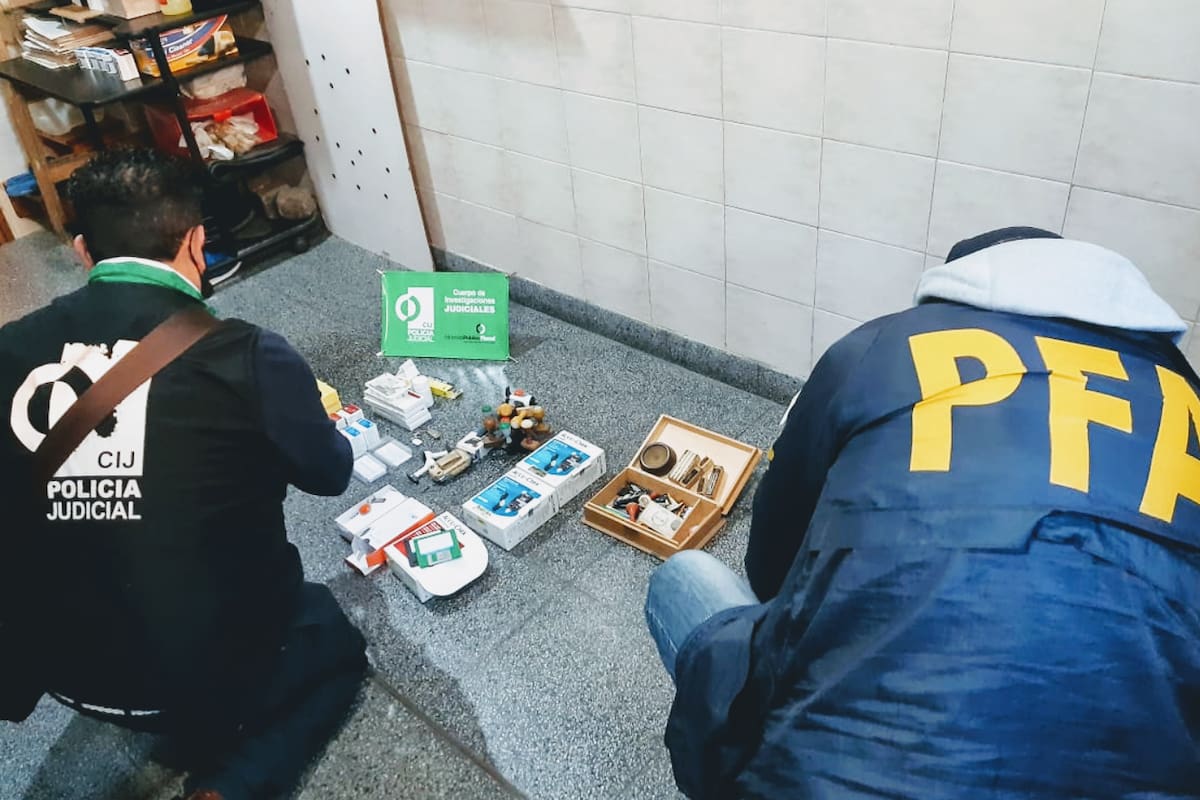 Allanamiento por ejercicio ilegal de la medicina y estafa al Estadi