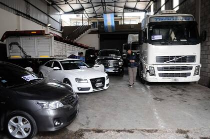 Un allanamiento en un depósito de piratas del asfalto