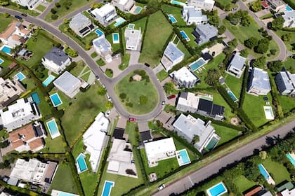 Allanamientos en el country Ayres Plaza de Pilar en el marco de la denuncia contra Sur Finanzas y la ruta del dinero AFA