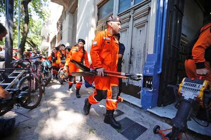 Allanamientos en la casa de San Cristóbal por los atentados con explosivos, la vivienda está ubicada en Pavón 2345