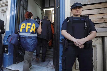 Allanamientos en la casa de San Cristóbal por los atentados con explosivos, lea vivienda está ubicada en Pavón 2345