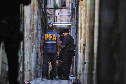 Allanamientos en la casa de San Cristóbal por los atentados con explosivos, la vivienda está ubicada en Pavón 2345