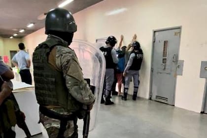 Allanamientos en los calabozos de los capos narcos en la cárcel de Ezeiza
