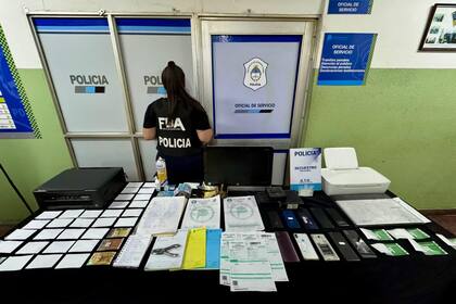 Allanan cinco domicilios y desmantelan red de falsificación de obleas de VTV en La Plata.