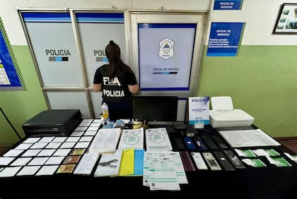 Allanan cinco domicilios y desmantelan red de falsificación de obleas de VTV en La Plata.