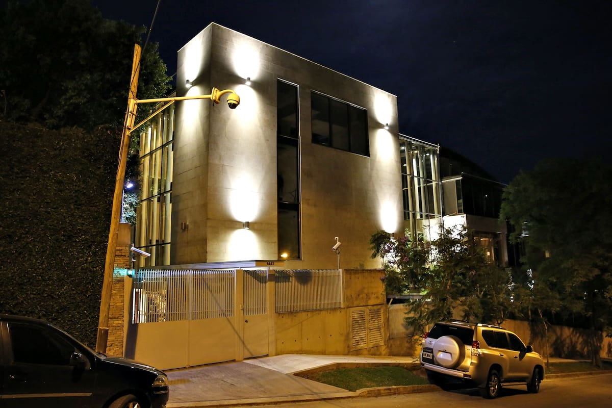 Allanan la casa de Eurnekian en Martínez