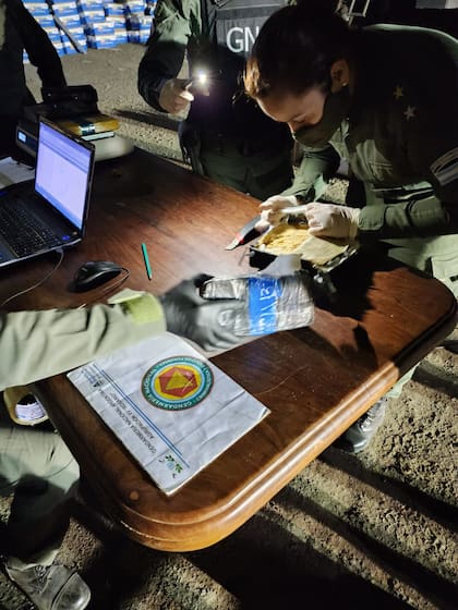 Allanaron un camión sobre la Ruta Nacional N.º 9 y encontraron casi 60 kilos de cocaína