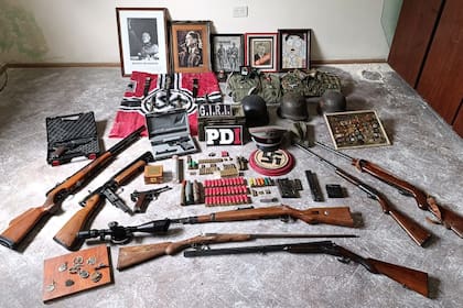 Allanaron una casa en busca de un arma robada y se encontraron con un arsenal y elementos con simbología nazi