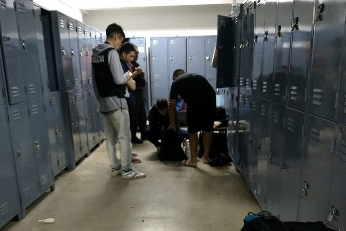 Allanaron una comisaría y detuvieron a diez policías sospechados de robar dinero de un procedimiento