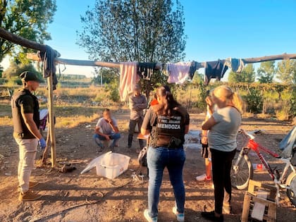 Allanaron una finca en Mendoza y asistieron a 10 ciudadanos víctimas de explotación laboral